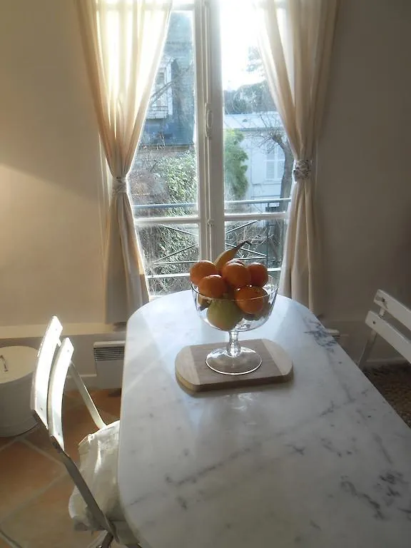 A Garden In Montmartre Parijs
